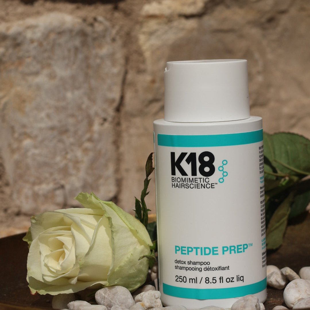 Een zuiverende shampoo die productopbouw verwijdert om schoon haar te creëren. Een kleurveilige shampoo die het haar op een milde manier goed reinigt, vooral de hoofdhuid. 